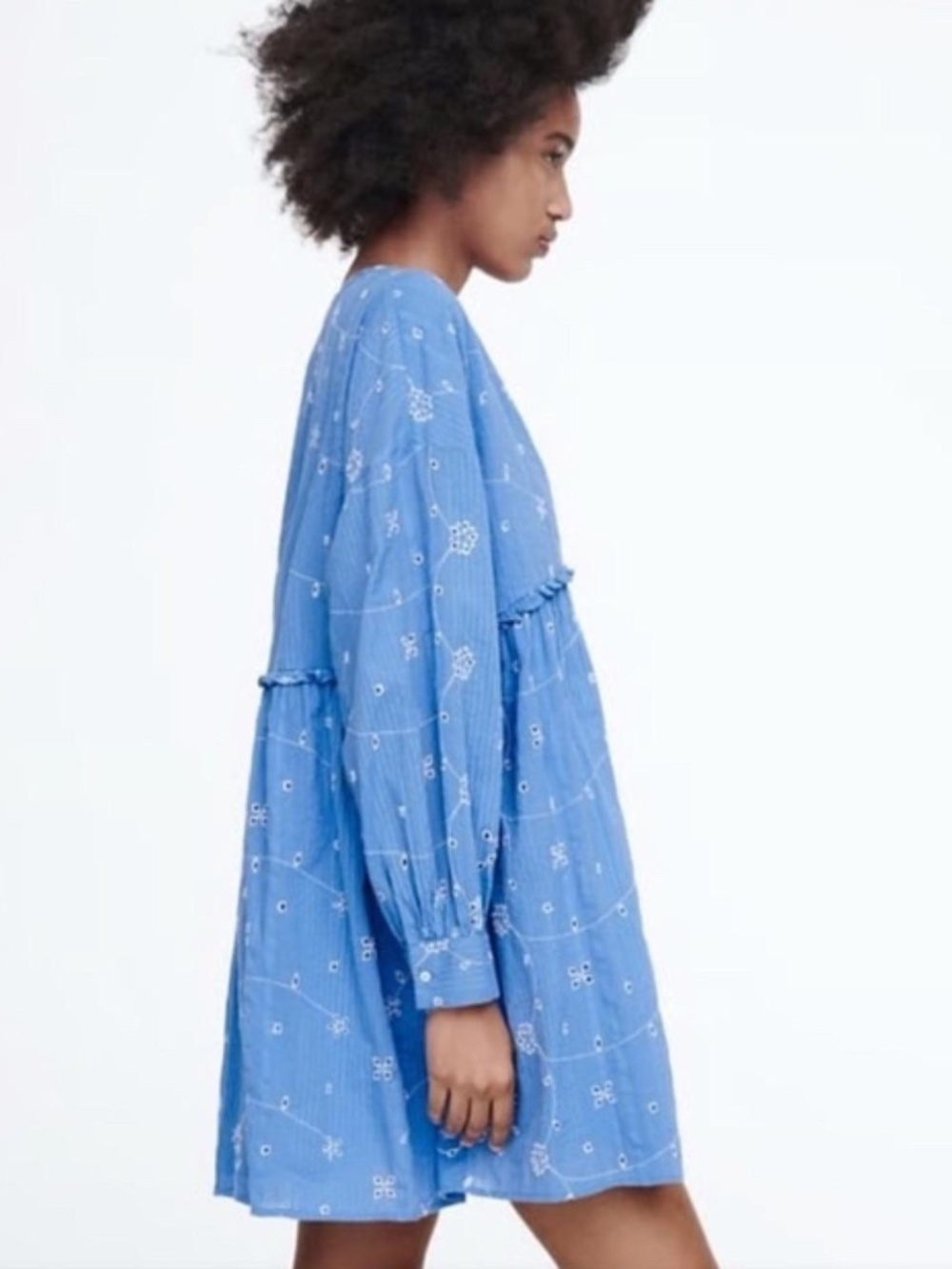 Zara Women's Blue and White Embroidered Dress $20
